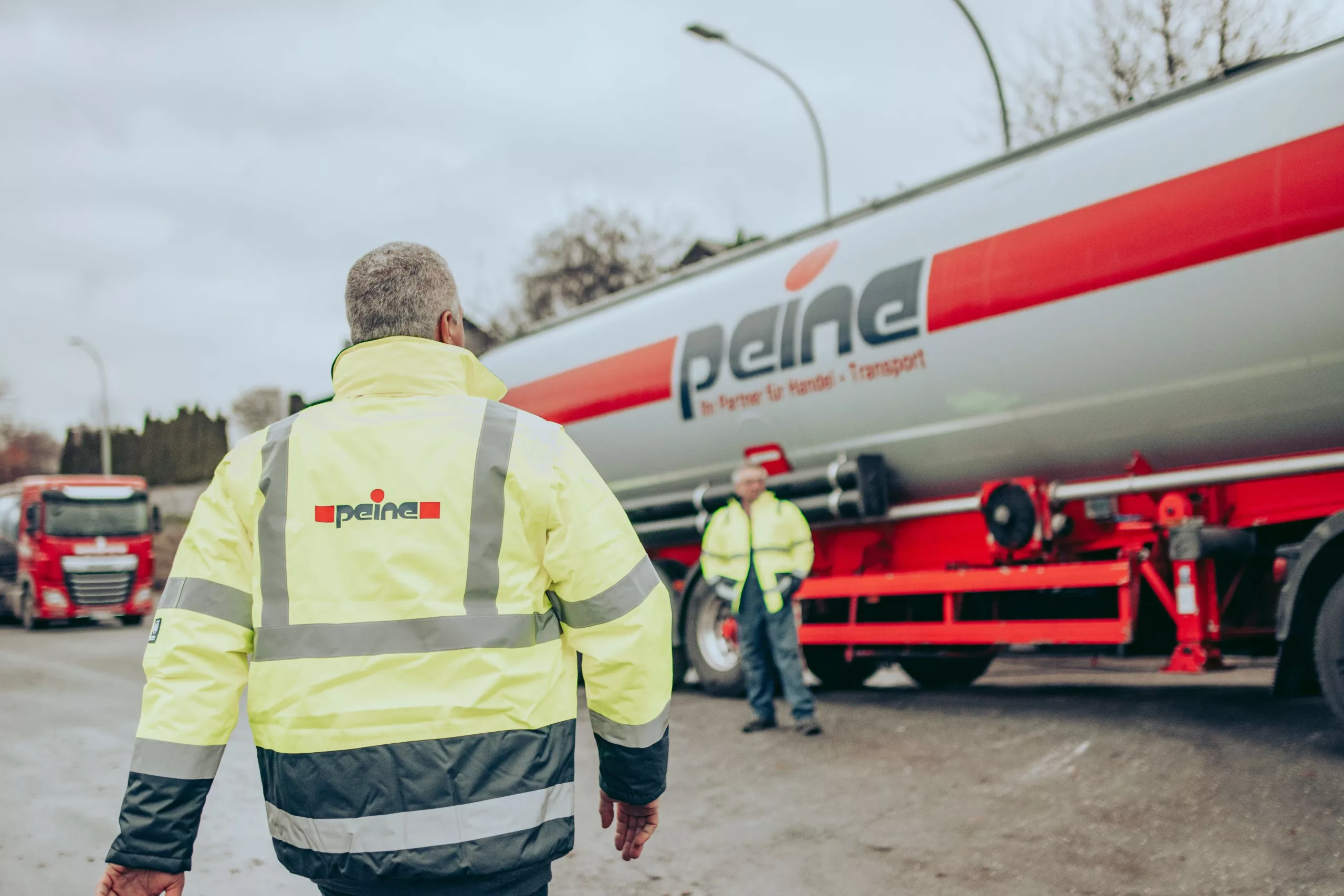 Mitarbeiter vor Silotransport